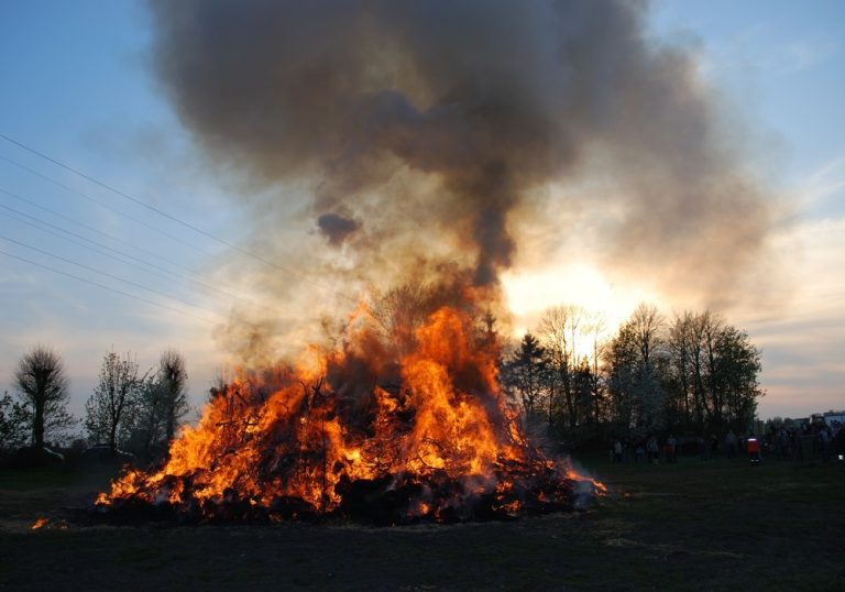 Osterfeuer in Sickte