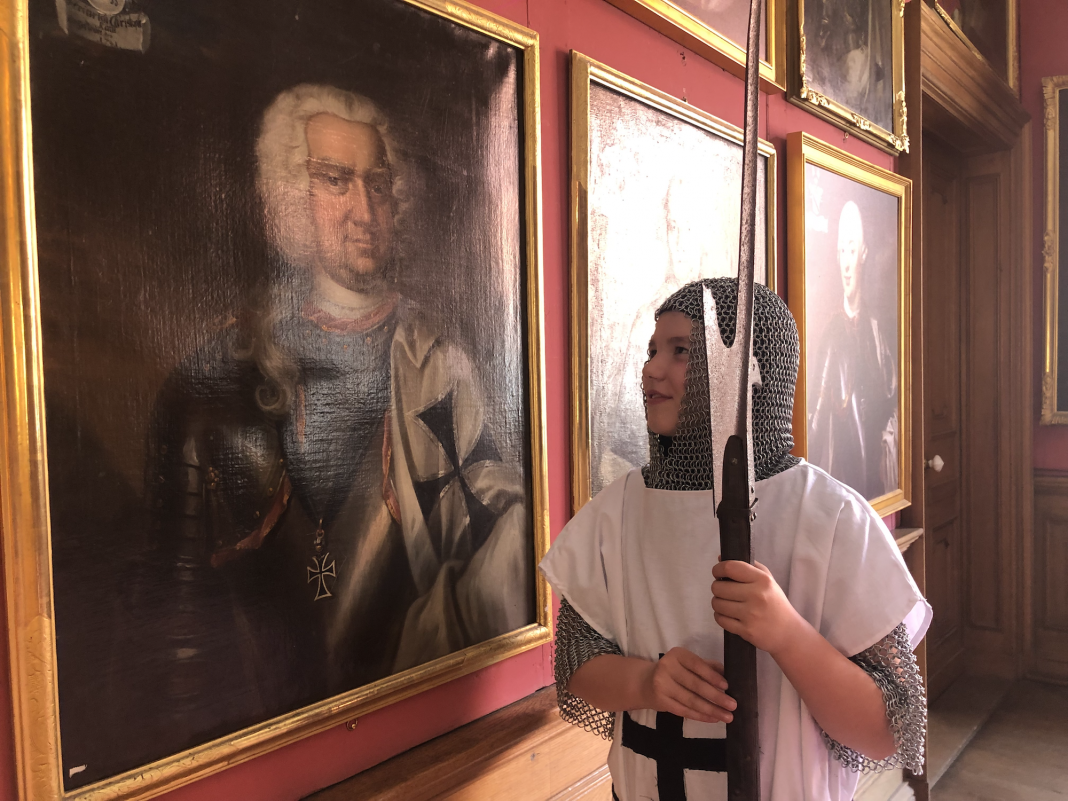 RittergutLucklum.Kind.Ritterrüstung