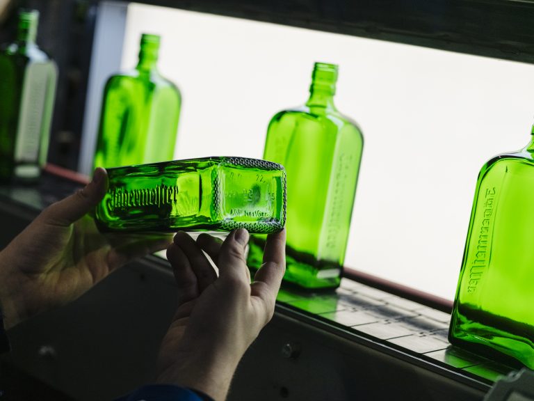 Jägermeister setzt bei Glasflaschen auf Hybridofen-Technologie