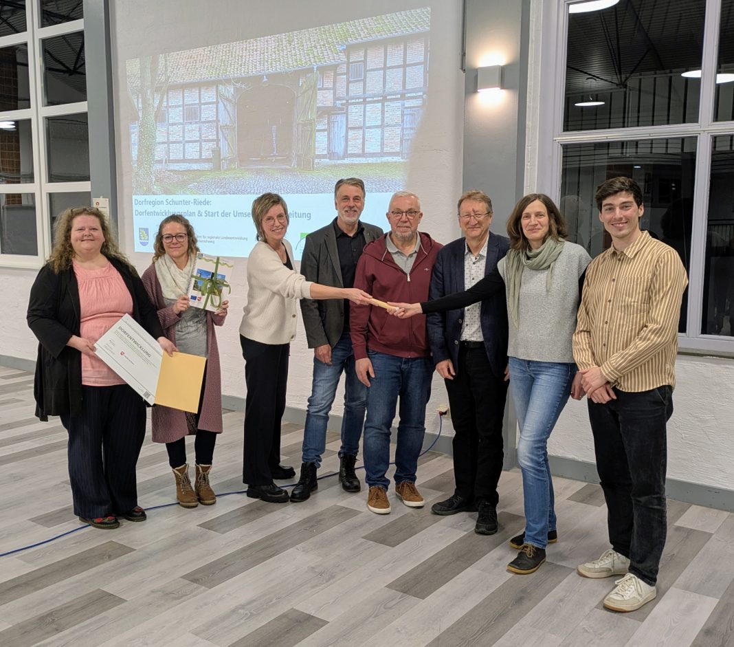 Bild - Dorfentwicklung Staffelübergabe
