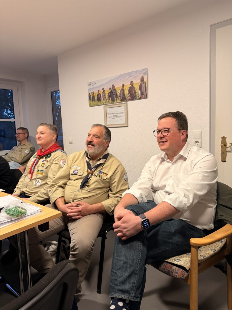 „Hier lernt man fürs Leben“: Jan Schröder und Martin Albinus besuchen Pfadfinder in Veltheim