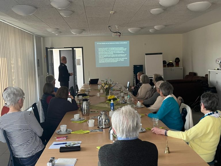 Wenn Erfahrung auf Feuerwehr trifft: Seniorenkreis zu Gast im Gerätehaus Hemkenrode