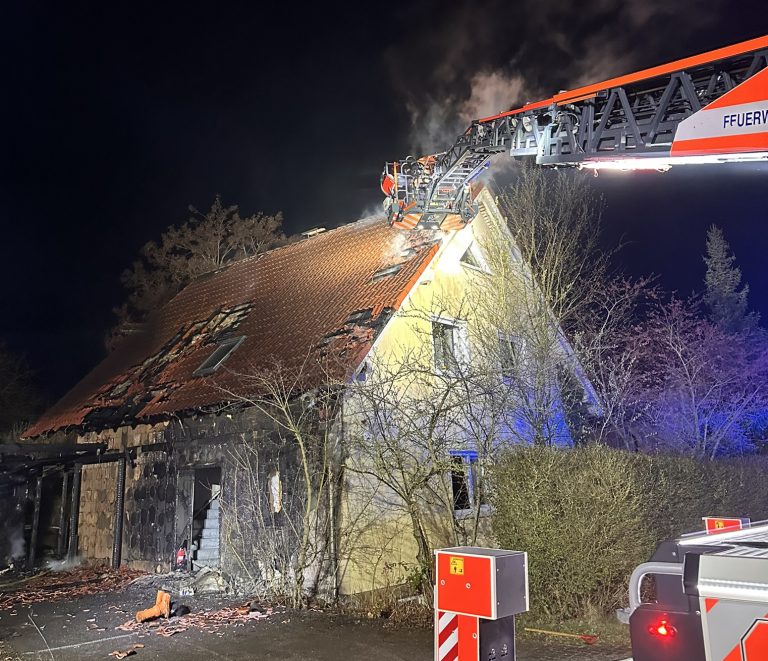 Hordorf: Carport und Einfamilienhaus in Flammen