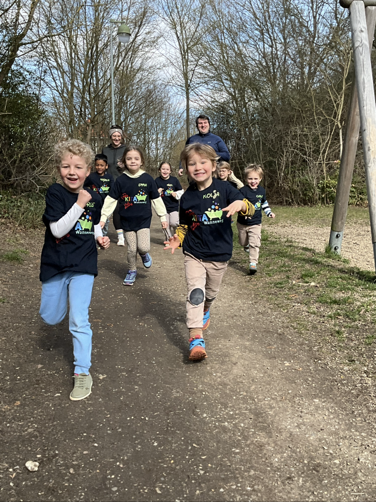 Kinder trainieren für den Nachtlauf – Kita setzt auf Bewegung und Teamgeist