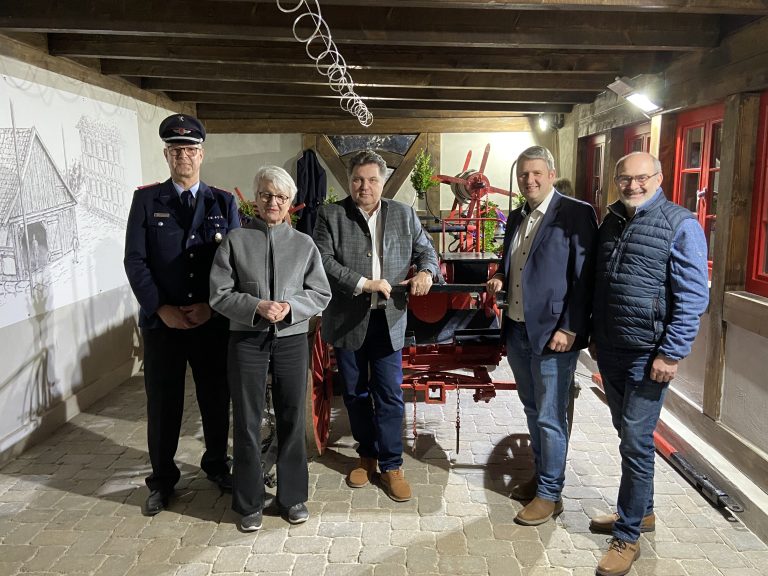 Die alte Pferdespritze ist „angekommen“  Kleines Spritzenhaus wurde feierlicheingeweiht