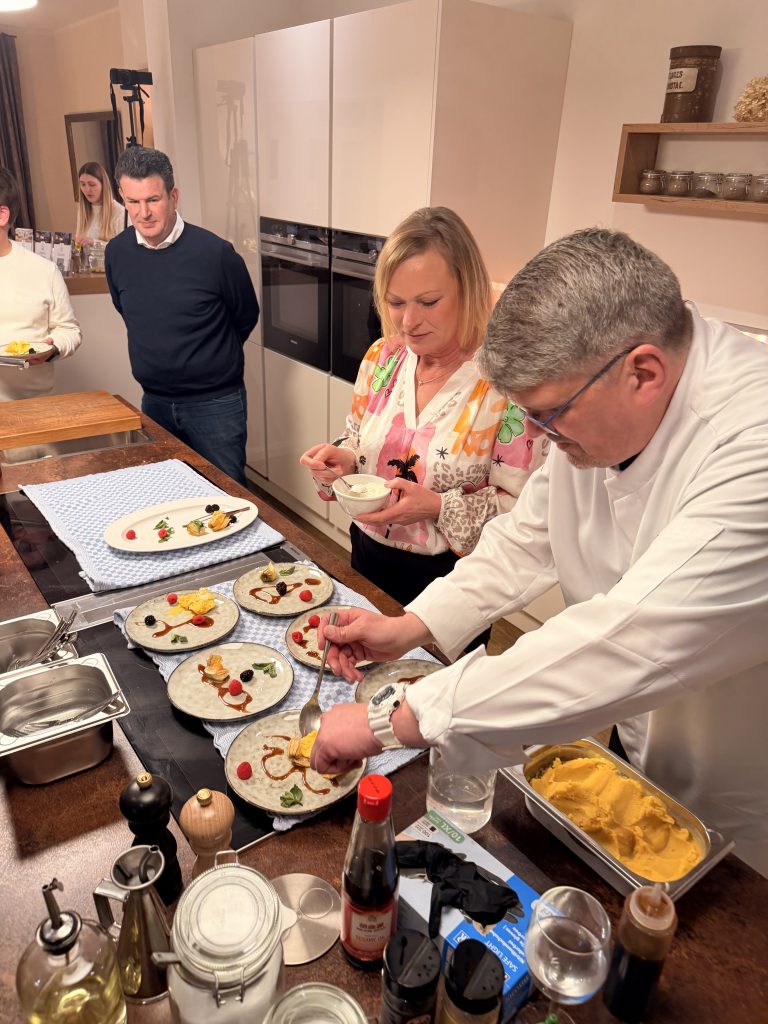 Wittmarer Gäste begeistert von politischer Küchenschlacht mit Heil und Kreiser