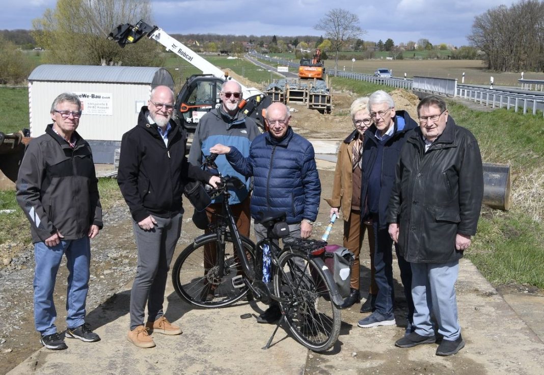 Die CDU-Ratsfraktion vor Ort, v. l. Günter Brandes, Bürgermeisterkandidat Tobias Breske, Volker Brandt, Hermann Büsing, Anke Ilgner, Michael Schwarze, Hilmar Mittendorf