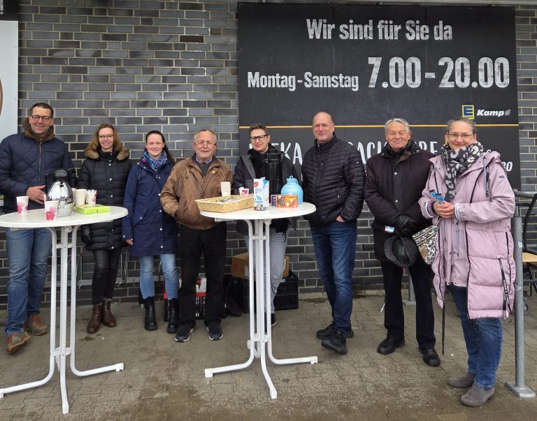 Café-Treff der CDU vor Edeka