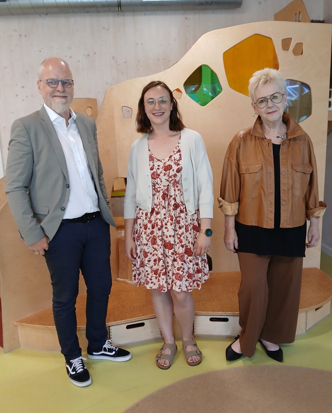 Catalin Cromberg (Mitte), die Leiterin der Kita am Wanneweg, zeigte CDU-Bürgermeisterkandidat Tobias Breske und Anke Ilgner die Räumlichkeiten der Einrichtung.