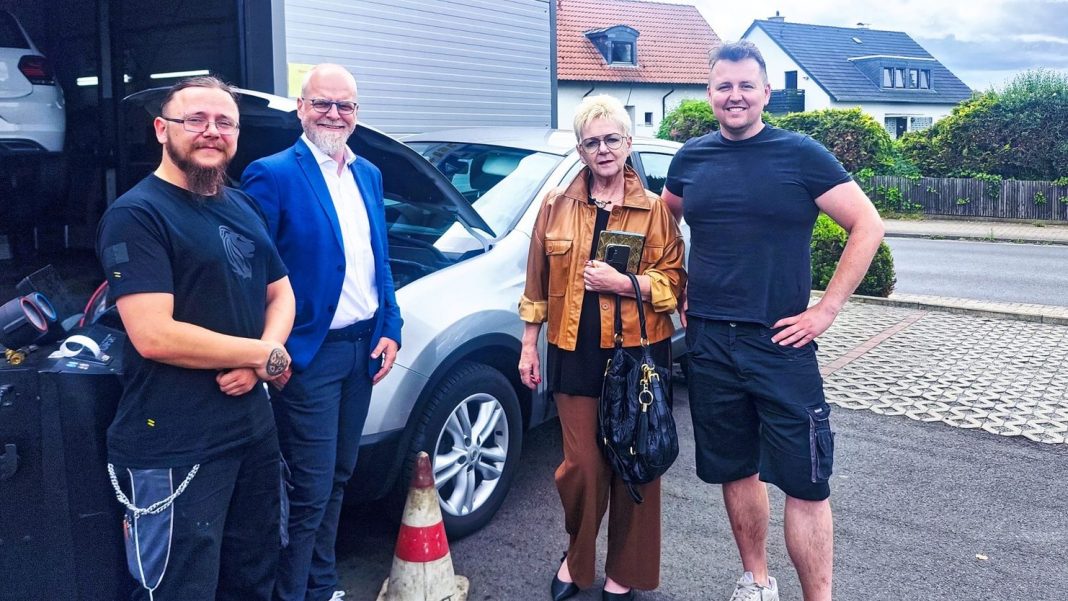 Inhaber Marco Gorski (re.) und Mitarbeiter Damien Schrader (l.) unterbrachen kurz ihre Arbeit für CDU-Bürgermeisterkandidat Tobias Breske( 2.v.l.) und Ortsrätin Anke Ilgner