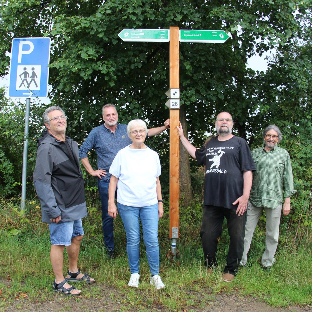 DIE GRÜNEN Destedt_14-07-2026_am Wanderwegweiser_Bild 1