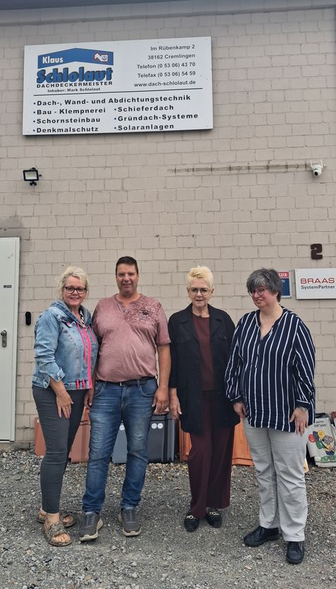 v.l. Sylke Schlolaut, Dachdeckermeister Mark Schlolaut, Anke Ilgner, Simone Schidlowski
